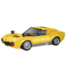 Gelbes Spielzeug-Sportwagenmodell aus Bausteinen, aus schräger Frontansicht fotografiert.