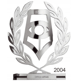 Silberne Trophäe in Bleistiftform mit Lorbeer, am Sockel beschriftet mit OFFICE SUPPLIES und 2004.