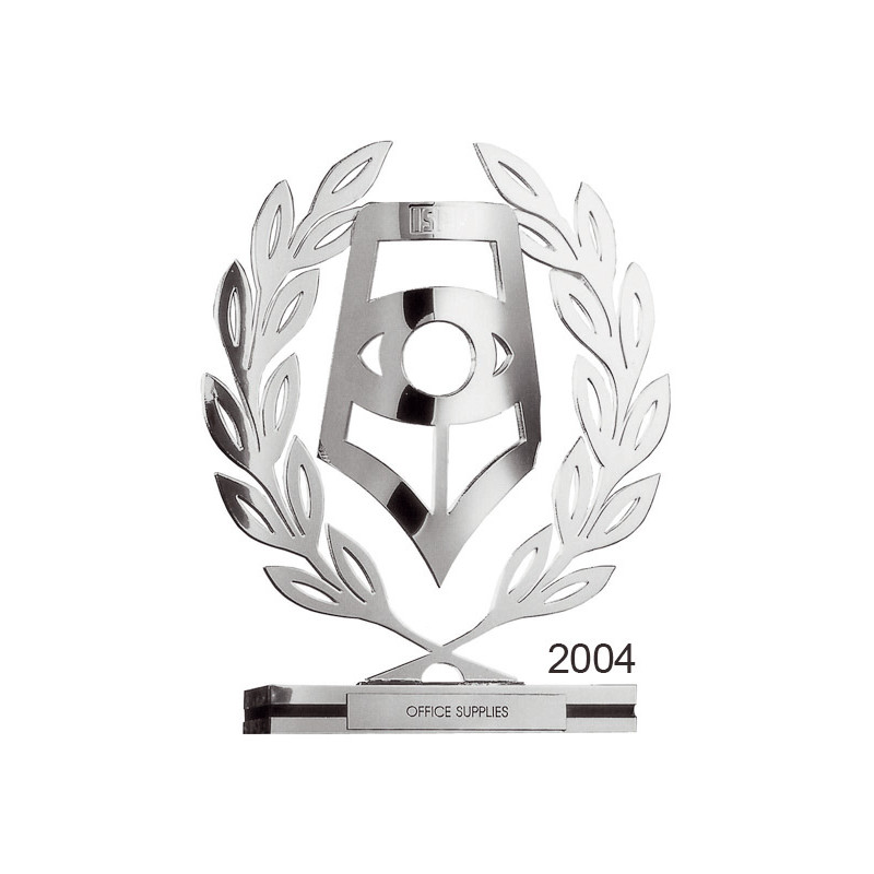 Silberne Trophäe in Bleistiftform mit Lorbeer, am Sockel beschriftet mit OFFICE SUPPLIES und 2004.
