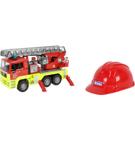 Spielzeug-Feuerwehrauto mit ausgefahrener Leiter neben rotem Feuerwehrhelm auf weißem Hintergrund.