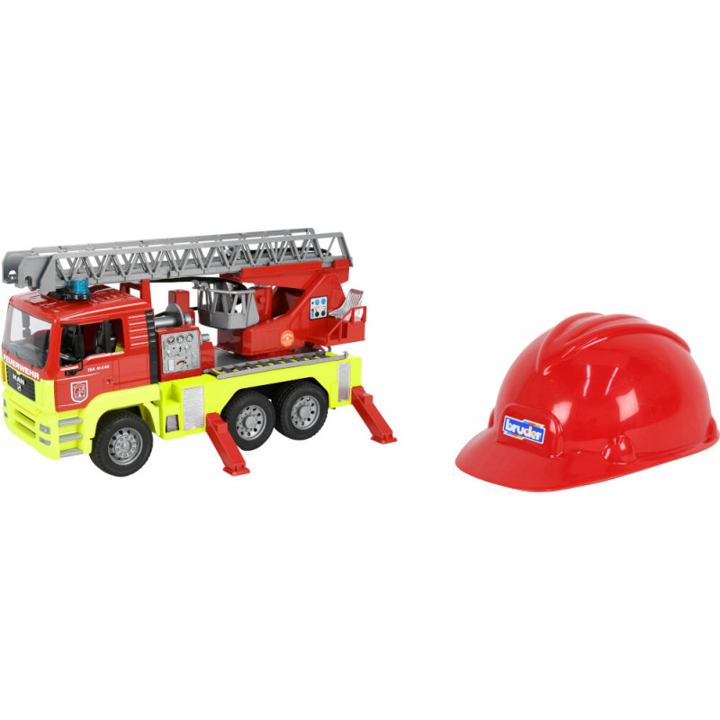 Spielzeug-Feuerwehrauto mit ausgefahrener Leiter neben rotem Feuerwehrhelm auf weißem Hintergrund. Spielzeug-Feuerwehrauto mit ausgefahrener Leiter neben rotem Feuerwehrhelm auf weißem Hintergrund.