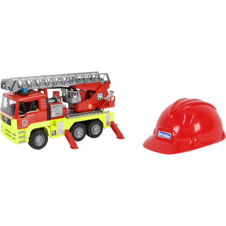 Spielzeug-Feuerwehrauto mit ausgefahrener Leiter neben rotem Feuerwehrhelm auf weißem Hintergrund.