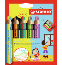 Fünf zweifarbige Stabilo Woody 3 in 1 Duo Stifte mit Spitzer und einer Zeichnung eines Kindes auf der Verpackung.