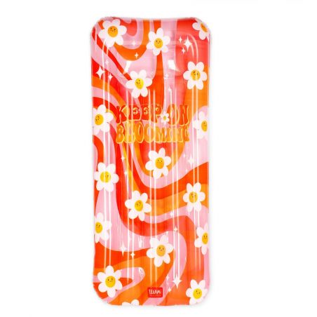 Rechteckige Poolmatte mit orange-rosa-weißen Wirbeln, weißen Blumen und dem Schriftzug Keep On Blooming.