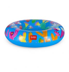 Blauer aufblasbarer Schwimmring mit bunten Kaktus- und Blumenmotiven sowie Legami Milano-Logo auf der Vorderseite.