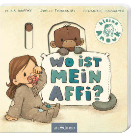 Ein Kind mit Schnuller sitzt neben einem Spielzeugaffen, der ein Schild mit der Aufschrift Wo ist mein Affi? hält.