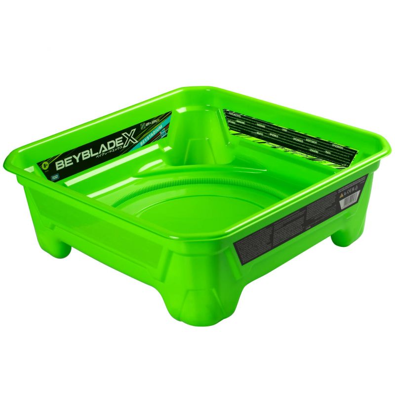 Grünes, quadratisches Beyblade X-Stadion mit erhöhten Rändern und Beyblade X-Logo.