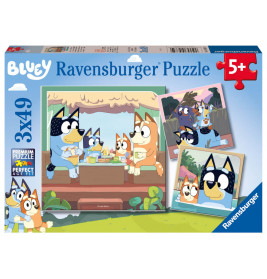 Bluey Ravensburger Puzzle ab 5 Jahren: Cartoon-Hunde beim Picknick und Spielen auf der Verpackung.