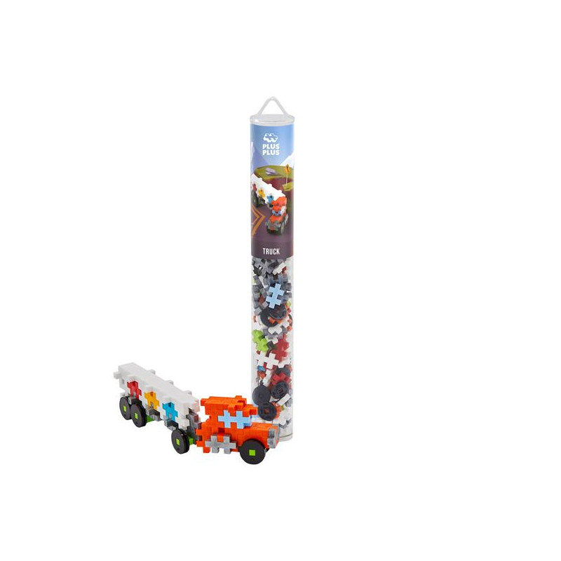 Plus-Plus Bausteine im Röhrchen, davor ein kleiner Spielzeug-LKW, gebaut aus den enthaltenen Teilen.