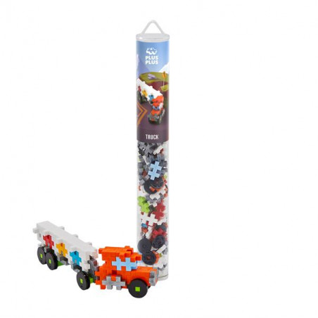 Plus-Plus Bausteine im Röhrchen, davor ein kleiner Spielzeug-LKW, gebaut aus den enthaltenen Teilen.
