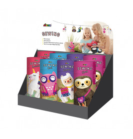 Displaybox mit bunten Nähsets für Kinder, Tiermotive und Bild von Mutter und Tochter darüber.