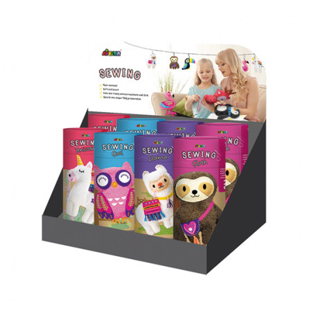 Displaybox mit bunten Nähsets für Kinder, Tiermotive und Bild von Mutter und Tochter darüber.