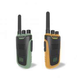 Zwei Walkie-Talkies, eines grün, eines gelb, stehen aufrecht nebeneinander auf weißem Hintergrund.