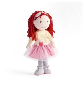 Stoffpuppe mit roten Wollhaaren, gelbem Oberteil, pinkem Tutu, gestreifter Leggings und grauen Schuhen.