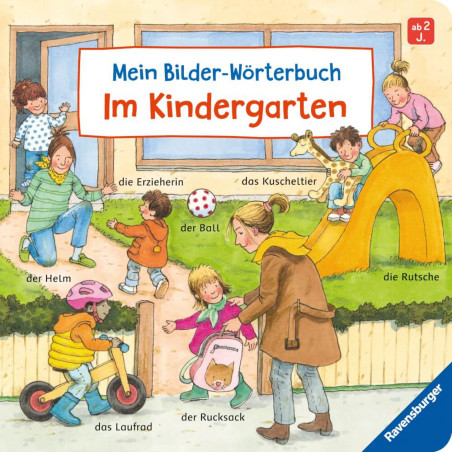 Kinder spielen mit Spielzeug und auf einer Rutsche im Kindergarten. Eine Lehrerin ist dabei, die alles auf Deutsch beschriftet.