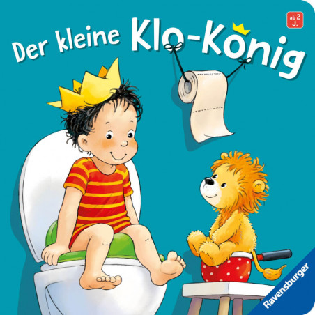 Ein lächelndes Kind mit Krone sitzt auf der Toilette und blickt einen Spielzeuglöwen auf dem Töpfchen an. Toilettenpapier hängt 