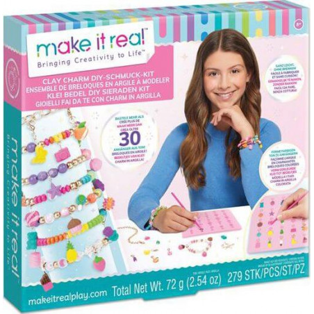 Mädchen bastelt bunten Perlenschmuck mit dem Make It Real Ton-Charms-Set Verpackung mit Armbanddesigns sichtbar.