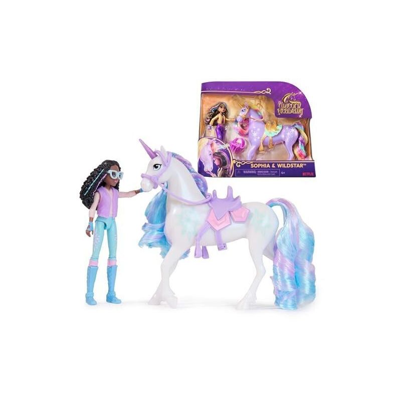 Puppe mit Brille und Einhornspielzeug mit pastellfarbenem Sattel neben Verpackung, die beide Figuren zeigt. Puppe mit Brille und Einhornspielzeug mit pastellfarbenem Sattel neben Verpackung, die beide Figuren zeigt.
