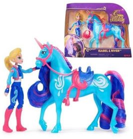 Puppe mit blondem Haar und blau-rosamem Anzug steht neben blauem Einhornspielzeug mit pinkem Sattel. Verpackung im Hintergrund.