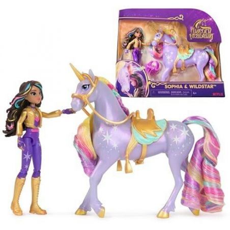 Puppe im lila-goldenen Outfit steht neben einem Einhorn mit bunter Mähne und Flügeln, Karton im Hintergrund.