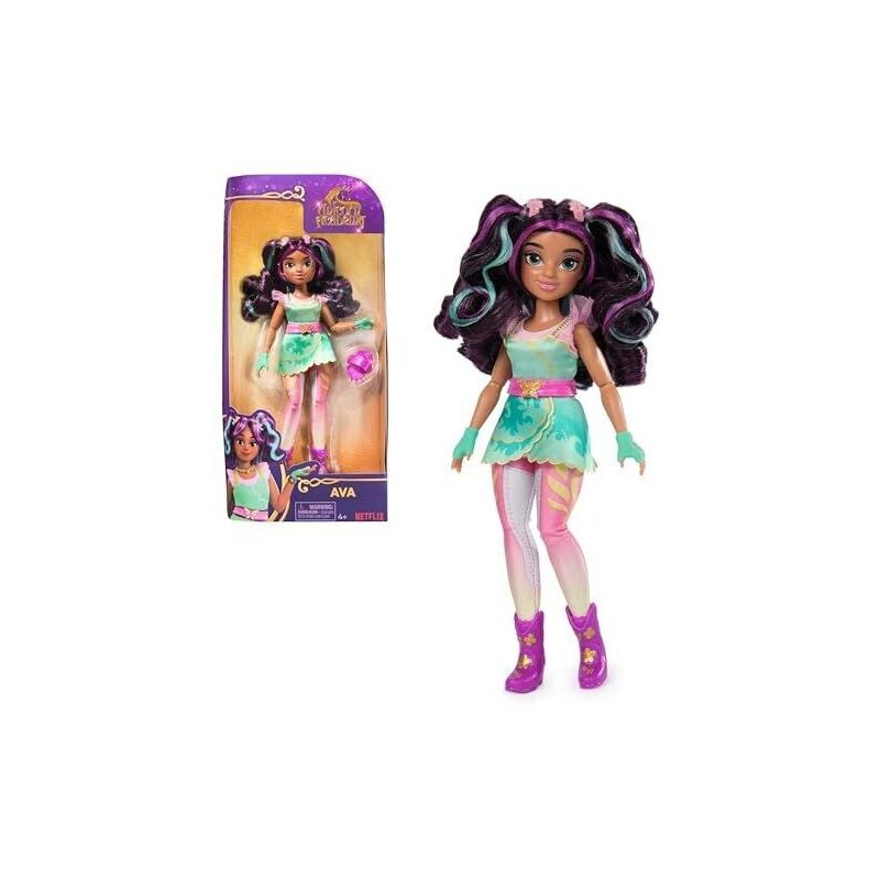 Modepuppe mit langen Locken, farbigem Outfit und Stiefeln steht neben ihrer Verpackung.
