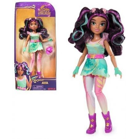 Modepuppe mit langen Locken, farbigem Outfit und Stiefeln steht neben ihrer Verpackung.