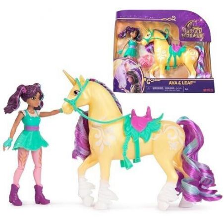 Puppe mit lila Haaren im türkisfarbenen Kleid steht neben gelbem Einhornspielzeug mit lila Mähne und Schweif. Puppe mit lila Haaren im türkisfarbenen Kleid steht neben gelbem Einhornspielzeug mit lila Mähne und Schweif.