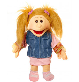 Blonde Puppe mit Zöpfen, Jeansweste, rosa Kleid und Socken lächelt mit offenen Armen.