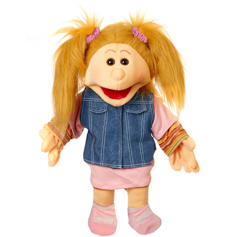 Blonde Puppe mit Zöpfen, Jeansweste, rosa Kleid und Socken lächelt mit offenen Armen.