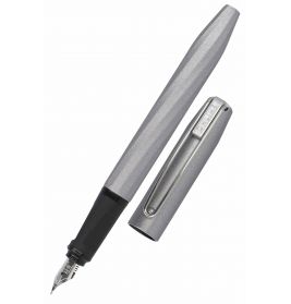 Ein silberner Füllfederhalter mit abgenommener Kappe, der neben dem Stift liegt.