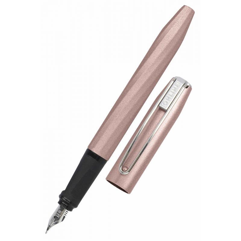 Füllfederhalter in Roségold mit silbernem Clip, Kappe abgenommen und neben den Stift gelegt. Füllfederhalter in Roségold mit silbernem Clip, Kappe abgenommen und neben den Stift gelegt.