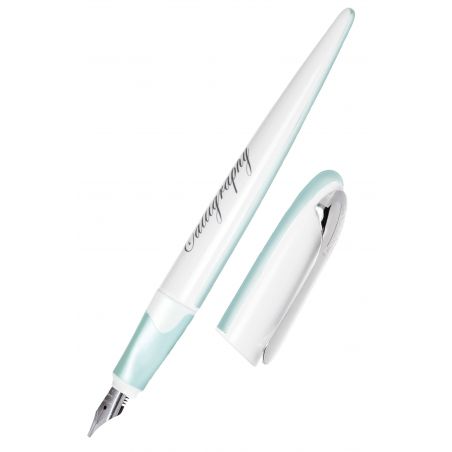 Ein weiß-blauer Kalligrafie-Füller ohne Kappe liegt auf weißem Hintergrund. Ein weiß-blauer Kalligrafie-Füller ohne Kappe liegt auf weißem Hintergrund.