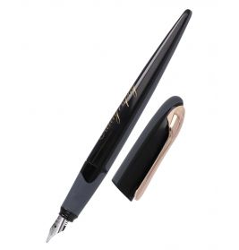 Schwarzer Füller mit goldener Kappe und Beschriftung die Kappe liegt abgenommen neben dem Stift.