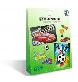 Grüne Box mit Sport-Motiv-Bastelsets: rotes Auto, Fußball, Pokal, Schuh und cooler Schlüsselanhänger.