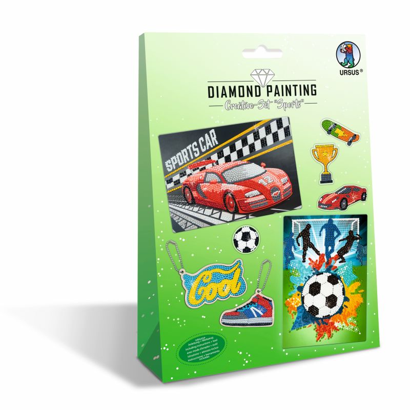 Grüne Box mit Sport-Motiv-Bastelsets: rotes Auto, Fußball, Pokal, Schuh und cooler Schlüsselanhänger. Grüne Box mit Sport-Motiv-Bastelsets: rotes Auto, Fußball, Pokal, Schuh und cooler Schlüsselanhänger.