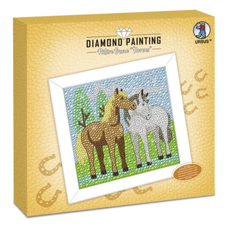 Diamond Painting Set mit Bild von zwei Pferden auf einer Wiese, Bäumen und blauem Himmel auf der Verpackung. Diamond Painting Set mit Bild von zwei Pferden auf einer Wiese, Bäumen und blauem Himmel auf der Verpackung.