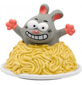 Graues Cartoon-Kaninchen mit breitem Grinsen schaut aus einem Haufen gelber Nudeln auf einem weißen Teller hervor.