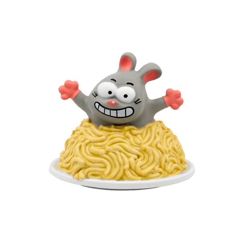 Graues Cartoon-Kaninchen mit breitem Grinsen schaut aus einem Haufen gelber Nudeln auf einem weißen Teller hervor. Graues Cartoon-Kaninchen mit breitem Grinsen schaut aus einem Haufen gelber Nudeln auf einem weißen Teller hervor.