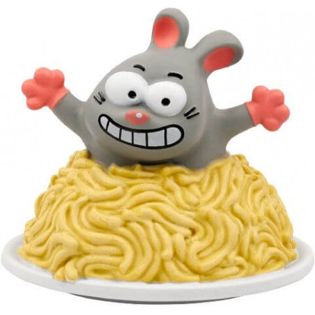 Graues Cartoon-Kaninchen mit breitem Grinsen schaut aus einem Haufen gelber Nudeln auf einem weißen Teller hervor.