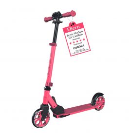Pinkfarbener Tretroller mit schwarzen Details und rotem Anhänger am Lenker mit deutscher Aufschrift.