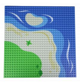 LEGO-Grundplatte mit blauem Wasser, grüner Landfläche, weißem Sand und einer kleinen Palme in der Mitte.