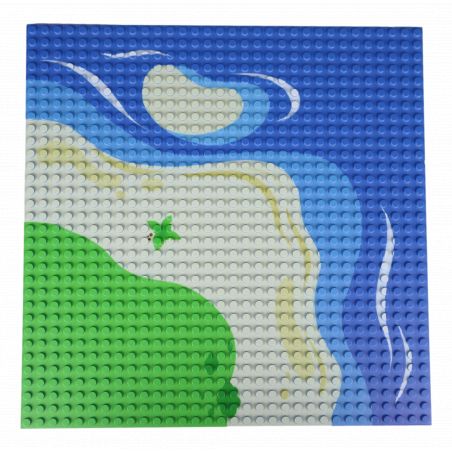 LEGO-Grundplatte mit blauem Wasser, grüner Landfläche, weißem Sand und einer kleinen Palme in der Mitte.