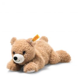 Brauner Plüsch-Teddybär liegt auf dem Bauch, gelbes Etikett am Ohr, vor weißem Hintergrund.