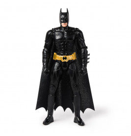 Batman-Actionfigur im schwarzen Anzug mit gelbem Gürtel und Umhang, aufrecht stehend.