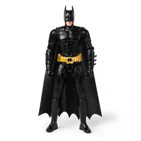 Batman-Actionfigur im schwarzen Anzug mit gelbem Gürtel und Umhang, aufrecht stehend.