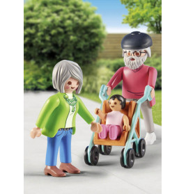 Großeltern mit Baby