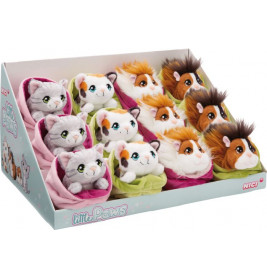 Eine Box mit Plüschkatzen und Meerschweinchen in Decken, beschriftet mit Little Paws.