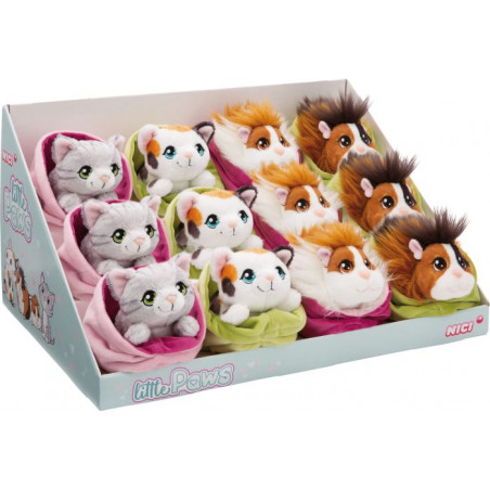 Eine Box mit Plüschkatzen und Meerschweinchen in Decken, beschriftet mit Little Paws.