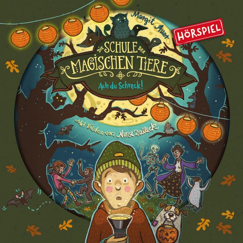 Ein überraschter Junge hält eine Tasse unter Laternen, umgeben von magischen Tieren und mystischen Wesen.