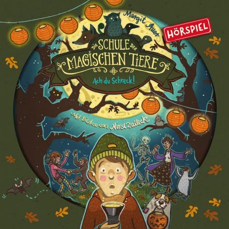 Ein überraschter Junge hält eine Tasse unter Laternen, umgeben von magischen Tieren und mystischen Wesen.